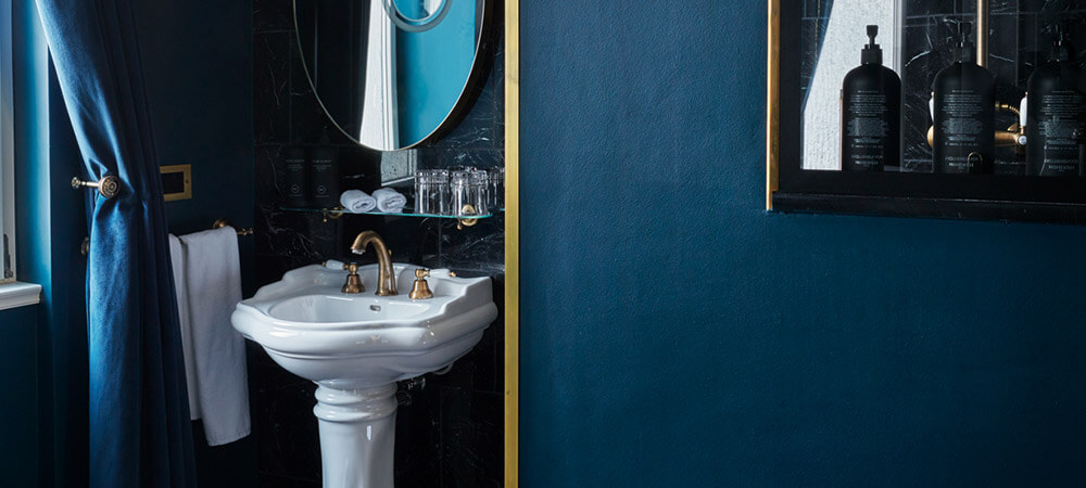 Classic Room: retro sink, golden fittings, black marble bathroom
