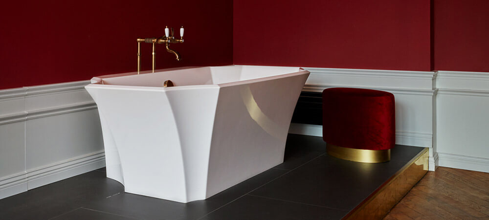 Deluxe Room: free-standing retro style bathtub, velvet stool