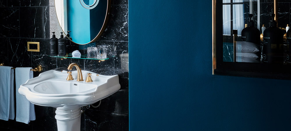 Maison Suite: blue walls, black marble bathroom