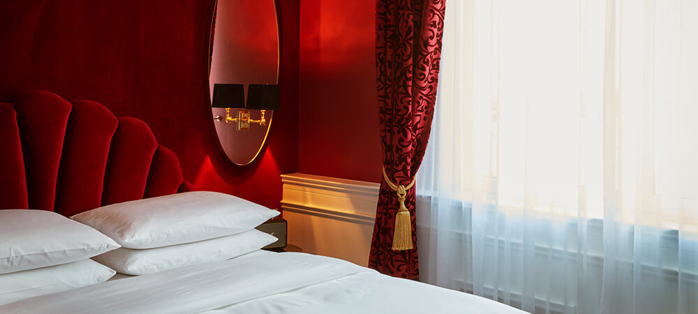 Intime Room: Rotes Zimmer, schwere Vorhänge, rotes Samtbett