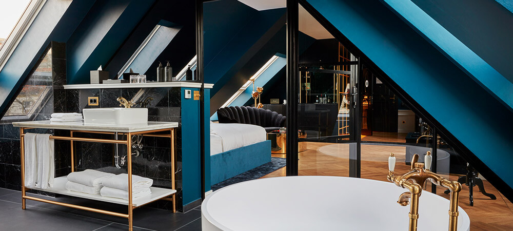 Maison Suite: free-standing bathtub, all blue walls, cozy atmosphere