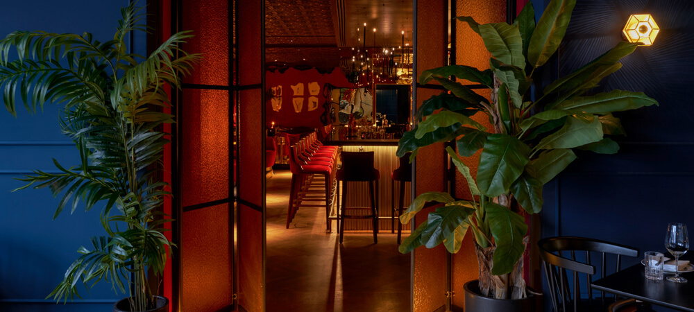 Golden Phoenix Restaurant: bar next to the restaurant, all low lights