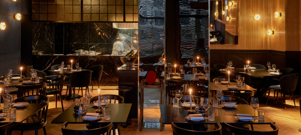 Golden Phoenix Restaurant: detailed decoration, warm lights