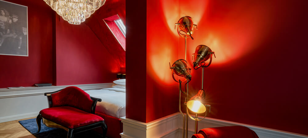 Terrace Suite: Stehlampe mit warmem Licht, Dachschrägen und große Wandbilder